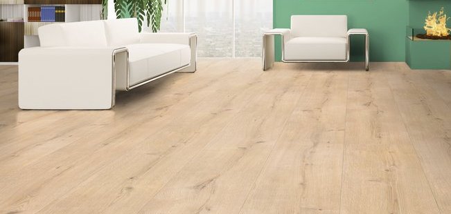 Modernes Wohnzimmer mit stilvollem Laminatboden von Holz-Berner. Heller Laminatboden in einem stilvoll eingerichteten Wohnzimmer mit modernen Möbeln und Dekorationen.