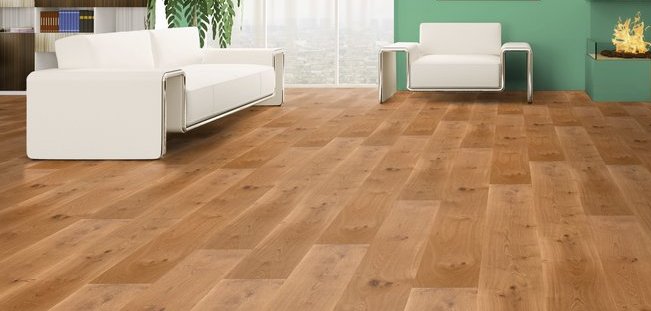 Modernes Wohnzimmer mit Massivholzdielen und heller Einrichtung Moderne Wohnzimmereinrichtung mit Massivholzdielen in hellem Braun und weißen Möbeln unterstrichen durch türkisfarbene Wände und stilvolle Deckenspots.