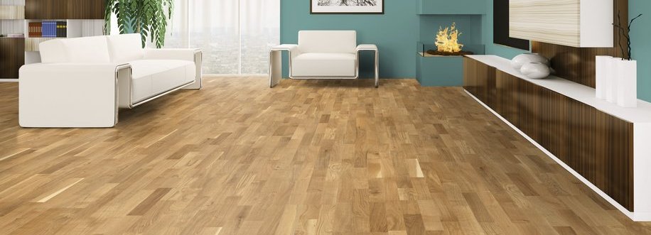 Moderne Wohnraumgestaltung mit Holz-Berner Bodenbelägen "Elegantes Wohnzimmer mit robustem Holzboden von Holz-Berner, ausgestattet mit modernen Möbeln und grünen Akzenten.